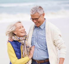 couple senior heureux qui pense à sa garantie obsèques