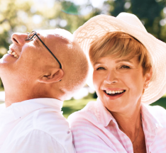 couple senior heureux en train de penser à sa mutuelle santé