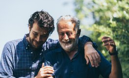 Un senior heureux qui prépare sa retraite avec son fils
