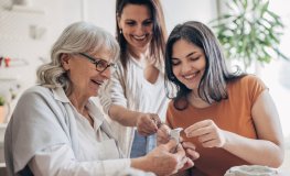 Femmes qui préparent leur vie sociale avant la retraite