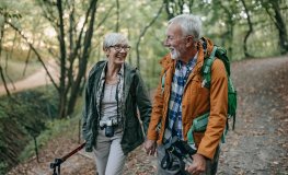 Couple senior heureux qui pense à sa mutuelle santé