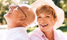 couple senior heureux en train de penser à sa mutuelle santé