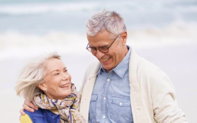 couple senior heureux qui pense à sa garantie obsèques