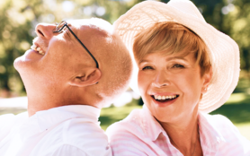 couple senior heureux en train de penser à sa mutuelle santé