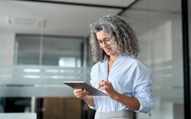 femme adhérente qui cherche sur sa tablette