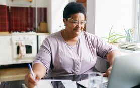 femme qui se renseigne sur l’arrêt de sa mutuelle d’entreprise