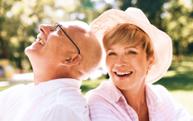 senior heureux qui pensent à leur mutuelle santé