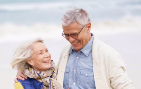 couple senior heureux qui pense à sa garantie obsèques