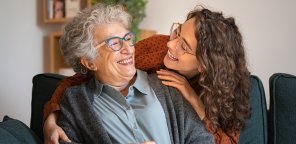 femme senior mere fille vieillir domicile