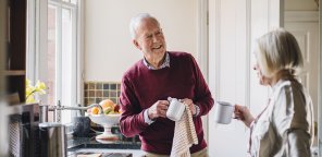 couple senior cuisine adaptation logement