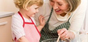 femme senior avec sa petite fille prepare un plat equilibre