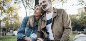 Couple senior heureux qui pense à son assurance santé 