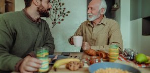 Un senior et son fils jeûnent ensemble 