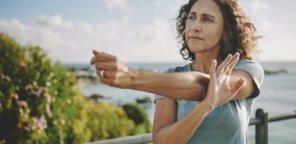 Senior à la retraite qui pense à changer de mutuelle santé