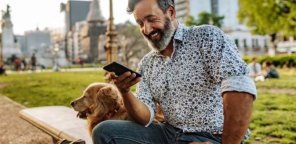 Homme heureux connecté aux réseaux sociaux 