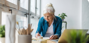 Senior qui prépare sa retraite avec un bullet journal