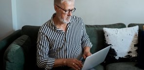 homme senior qui prépare son dossier retraite