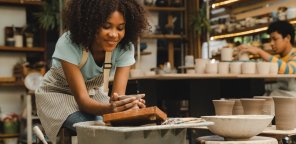Auto-entrepreneuse qui pense à ses assurances obligatoires