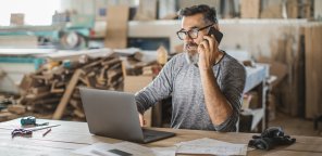 Travailleur indépendant qui compare des contrats de mutuelle santé