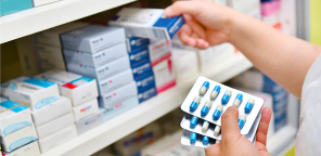 pharmacienne qui range des médicaments 