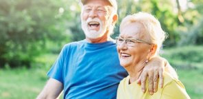 couple senior heureux qui se renseigne sur une mutuelle 