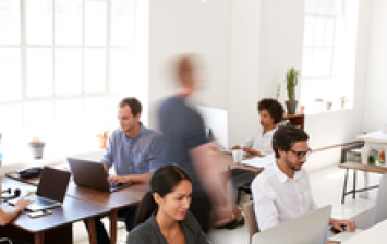 Jeunes collègues en entreprise travaillant dans un open space