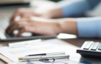 Homme en train de saisir des informations sur son clavier d'ordinateur