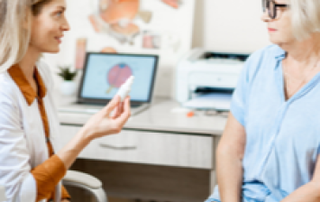 femme d’âge mur en train de parler avec une ophtalmologue pendant une consultation médicale 