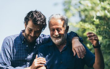 Un senior heureux qui prépare sa retraite avec son fils