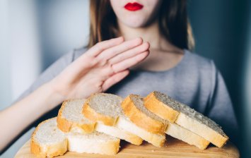 Jeune femme pain blanc intolérance gluten