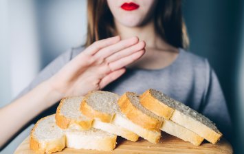 Jeune femme pain blanc intolérance gluten
