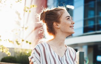 Jeune femme rousse soleil