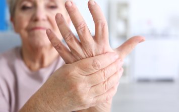 femme senior arthrose main