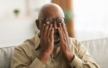 homme senior vision lunettes flou