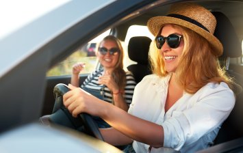 jeunes femmes voiture lunettes soleil