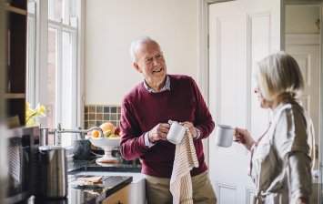 couple senior cuisine adaptation logement