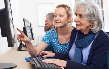 Personne qui se fait aider par une autre personne en informatique