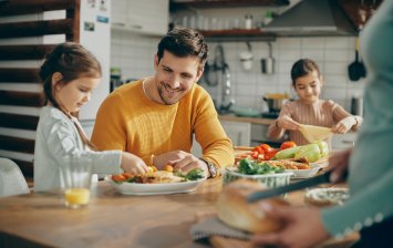 couple avec enfants qui dejeunent a table