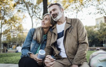 Couple senior heureux qui pense à son assurance santé 