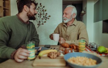 Un senior et son fils jeûnent ensemble 