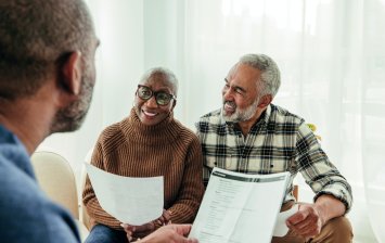 couple senior à la retraite qui choisit sa complémentaire santé 