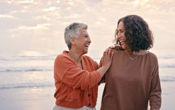 Femmes seniors heureuses qui pensent à la meilleure mutuelle