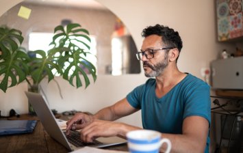 Homme qui réfléchit aux avantages de sa mutuelle senior