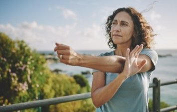 Senior à la retraite qui pense à changer de mutuelle santé