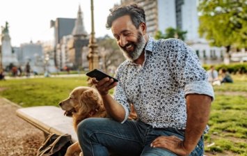 Homme heureux connecté aux réseaux sociaux 