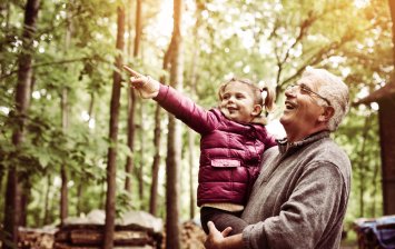 Senior qui fait une activité avec sa petite-fille