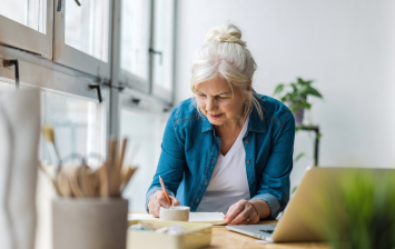 Senior qui prépare sa retraite avec un bullet journal