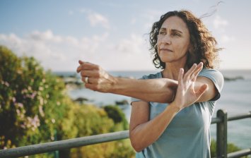 Senior à la retraite qui pense à changer de mutuelle santé 