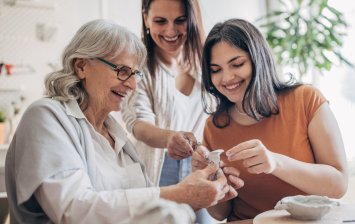 Femmes qui préparent leur vie sociale avant la retraite