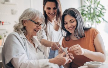 Femmes qui préparent leur vie sociale avant la retraite